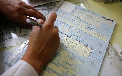 Сотруднику, который вышел на работу во время больничного, пособие не дадут